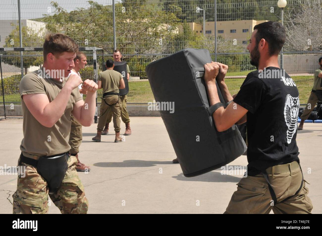 Un U.S. Soldato dell'esercito con la Legione Company, 1° Battaglione (airborne), 503rd Reggimento di Fanteria, 173rd Brigata Aerea e un soldato israeliano con Forze di Difesa Israeliane 890 Airborne Battaglione pratica mano-a-mano tecniche di combattimento durante la formazione congiunta Mar. 12 in Israele. La formazione comprendeva fucile di precisione di tiro, a mano a mano le tecniche di combattimento e altre competizioni fisiche progettate per affinare le abilità di fanteria. La legione azienda è attualmente implementato in Israele a sostegno di un terminale ad alta altitudine Area sistema di difesa della distribuzione per l'area. Foto Stock