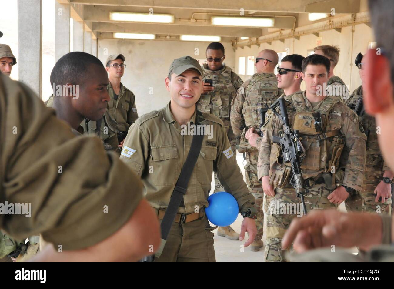 Un soldato israeliano conduce una gamma briefing sulla sicurezza durante la formazione congiunta con gli Stati Uniti Esercito Israeliano e le forze di difesa dei paracadutisti Mar. 12 in Israele. La formazione comprendeva fucile di precisione di tiro, a mano a mano le tecniche di combattimento e altre competizioni fisiche progettate per affinare le abilità di fanteria. La legione azienda è attualmente implementato in Israele a sostegno di un terminale ad alta altitudine Area sistema di difesa della distribuzione per l'area. Foto Stock
