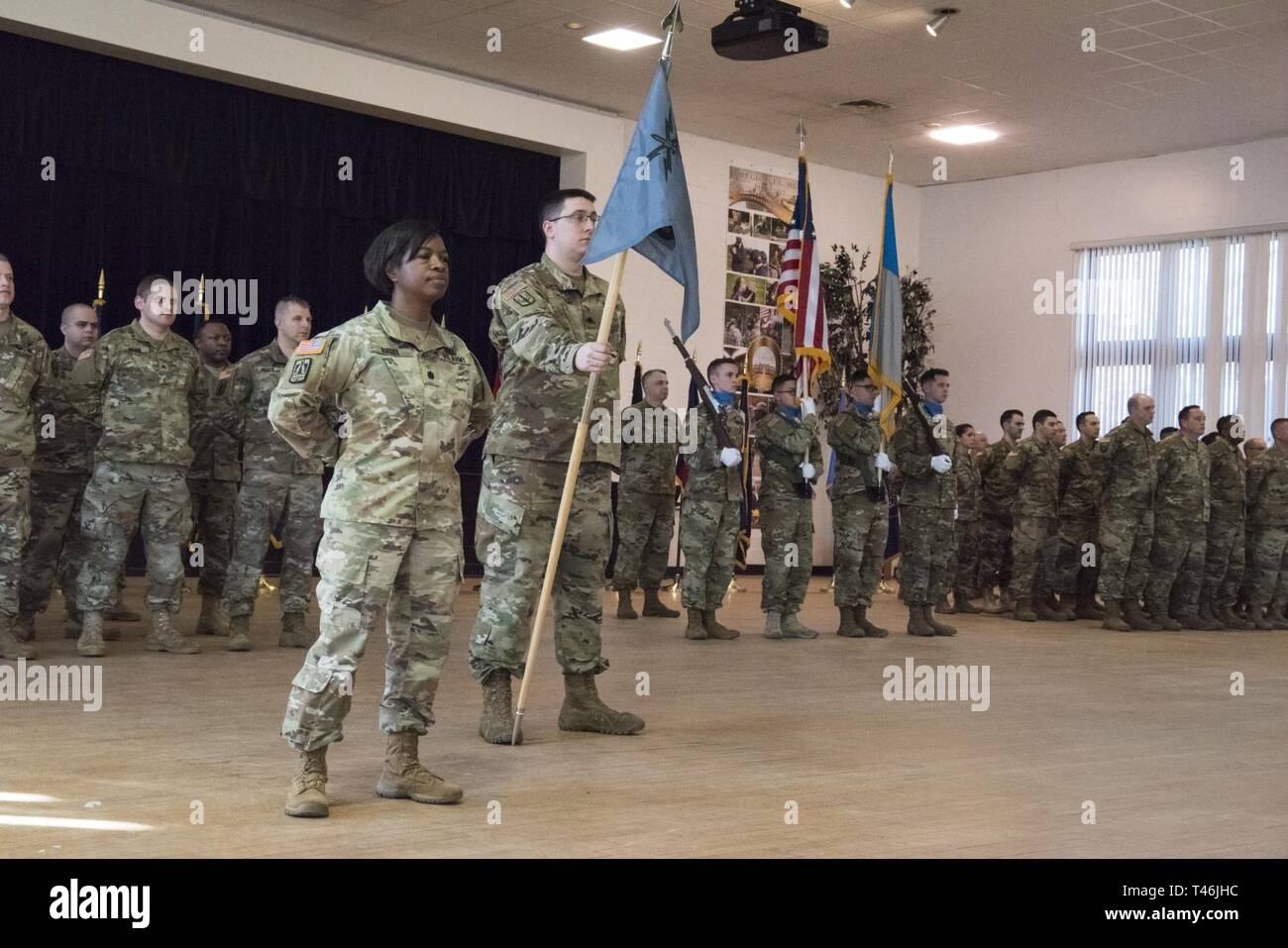 Lt. Col. Linda Riedel, centoventicinquesimo Cyber Protection comandante del battaglione, trasferimenti competente della Task Force eco al comandante in arrivo Lt. Col. Michael Courville a Fort Meade, Maryland, Marzo 13, 2019. Circa 60 soldati con il 125th Cyber Battaglione di protezione, Teatro 228th Tactical vigili del segnale, Carolina del Sud la Guardia Nazionale distribuito per la regione della capitale nazionale nel marzo 2018 per una mobilitazione yearlong sotto una missione federale a sostegno dell'U.S. Esercito Cyber comando. Foto Stock