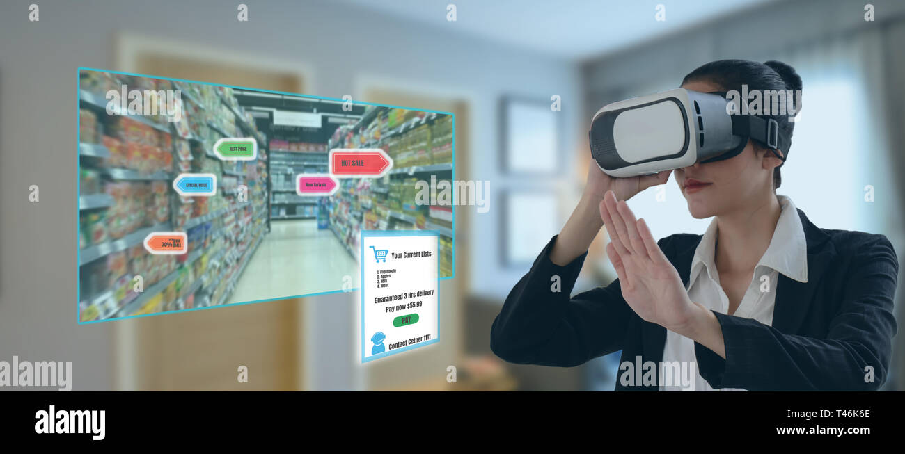 Internet delle cose i concetti di marketing,smart augmented reality,il cliente utilizzare occhiali virtuali per ordinare il prodotto che ricerca per applicazione di intelligenza artificiale con ho Foto Stock