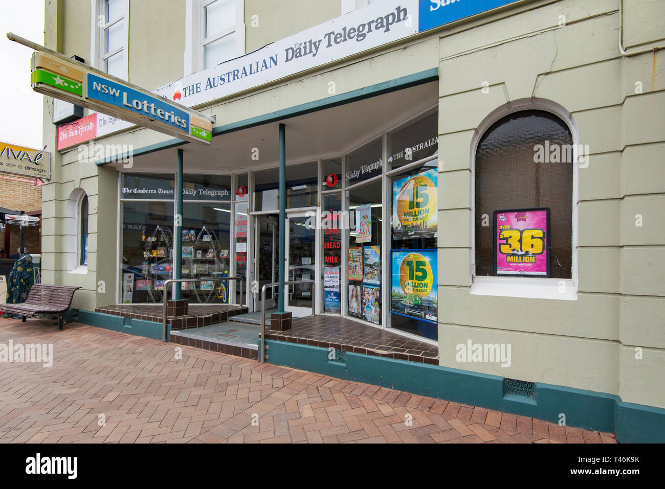Un agente di notizie o di riviste e giornali negozio o supermercato nel Nuovo Galles del Sud Costa sud città di Milton in Australia Foto Stock