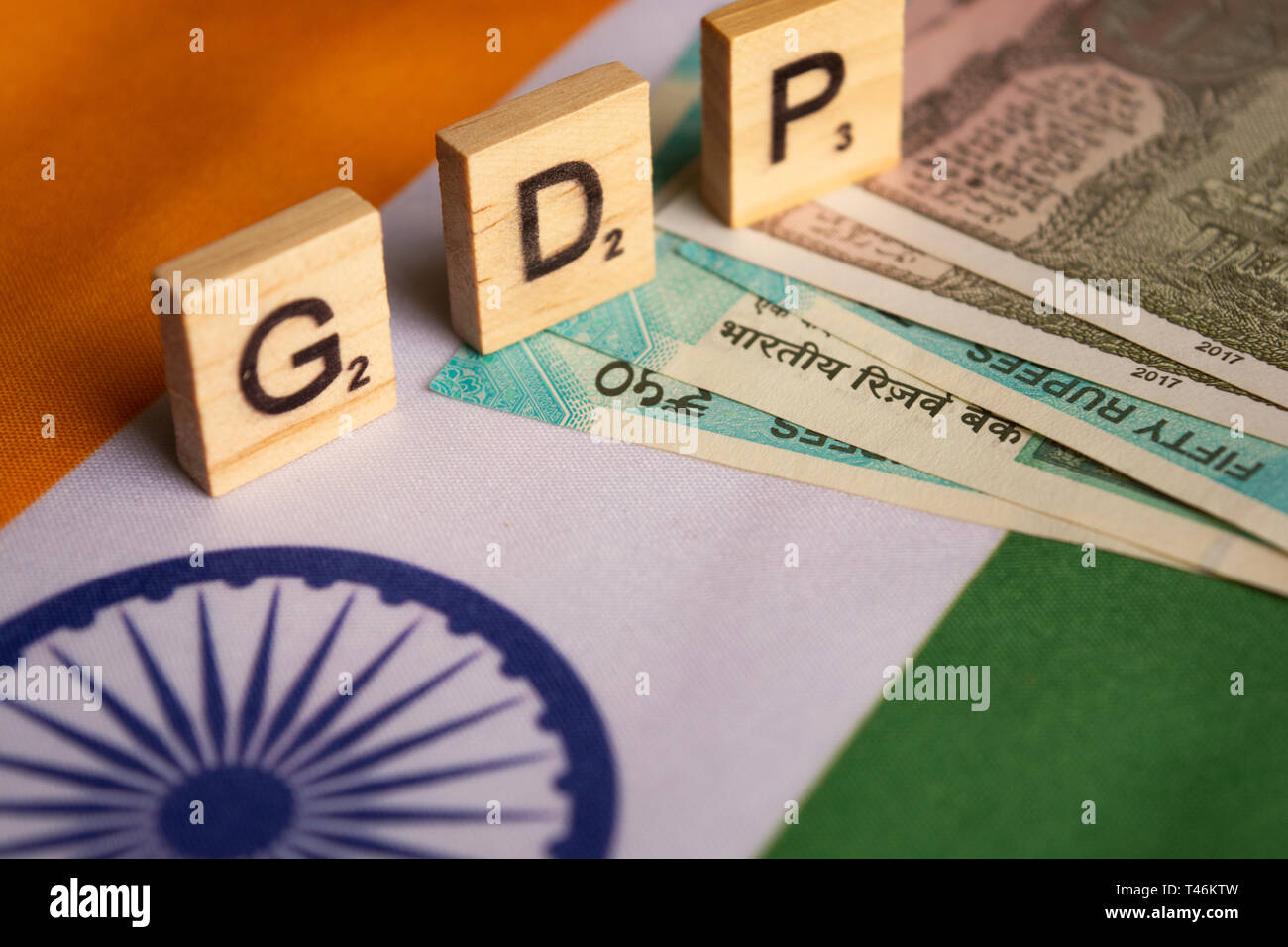 Maski,l'India,13 Aprile 2019 : il PIL o prodotto interno lordo in blocco di legno lettere sulla bandiera indiano con la valuta indiana Foto Stock