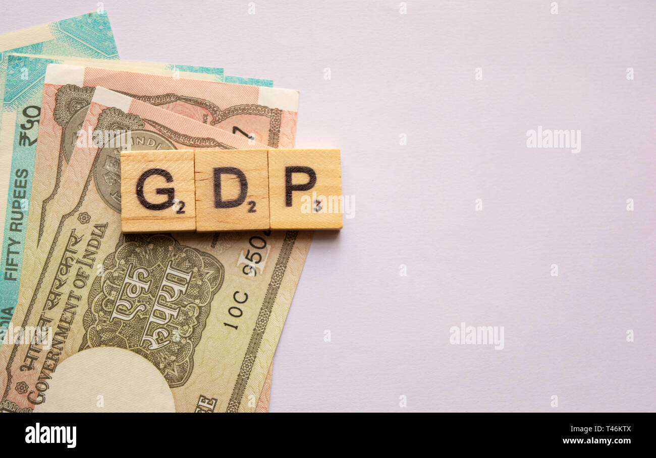 Maski,l'India,13 Aprile 2019 : il PIL o prodotto interno lordo in blocco di legno lettere con la valuta indiana su sfondo isolato. Foto Stock