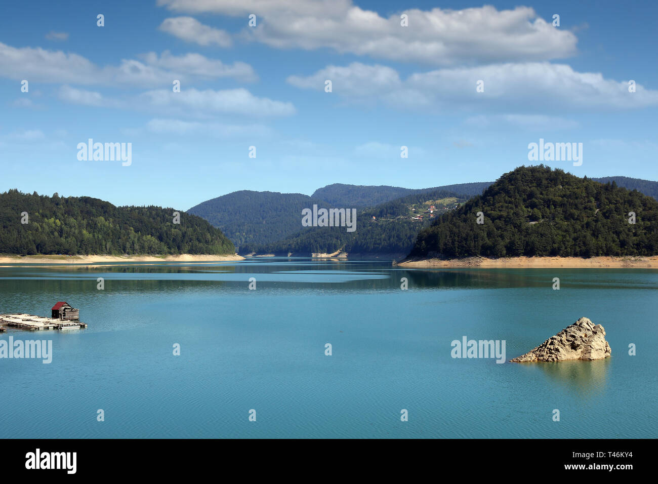 Il lago di Tara Zaovine paesaggio di montagna Serbia Foto Stock