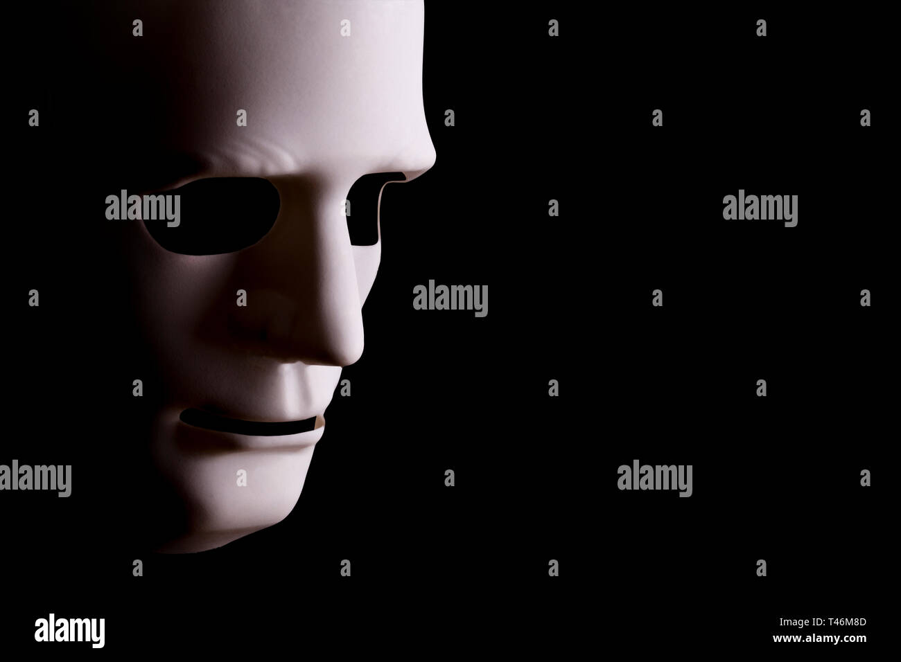 Robotica vuoto maschera facciale cercando lateralmente con uno sfondo nero e copia di spazio. Foto Stock