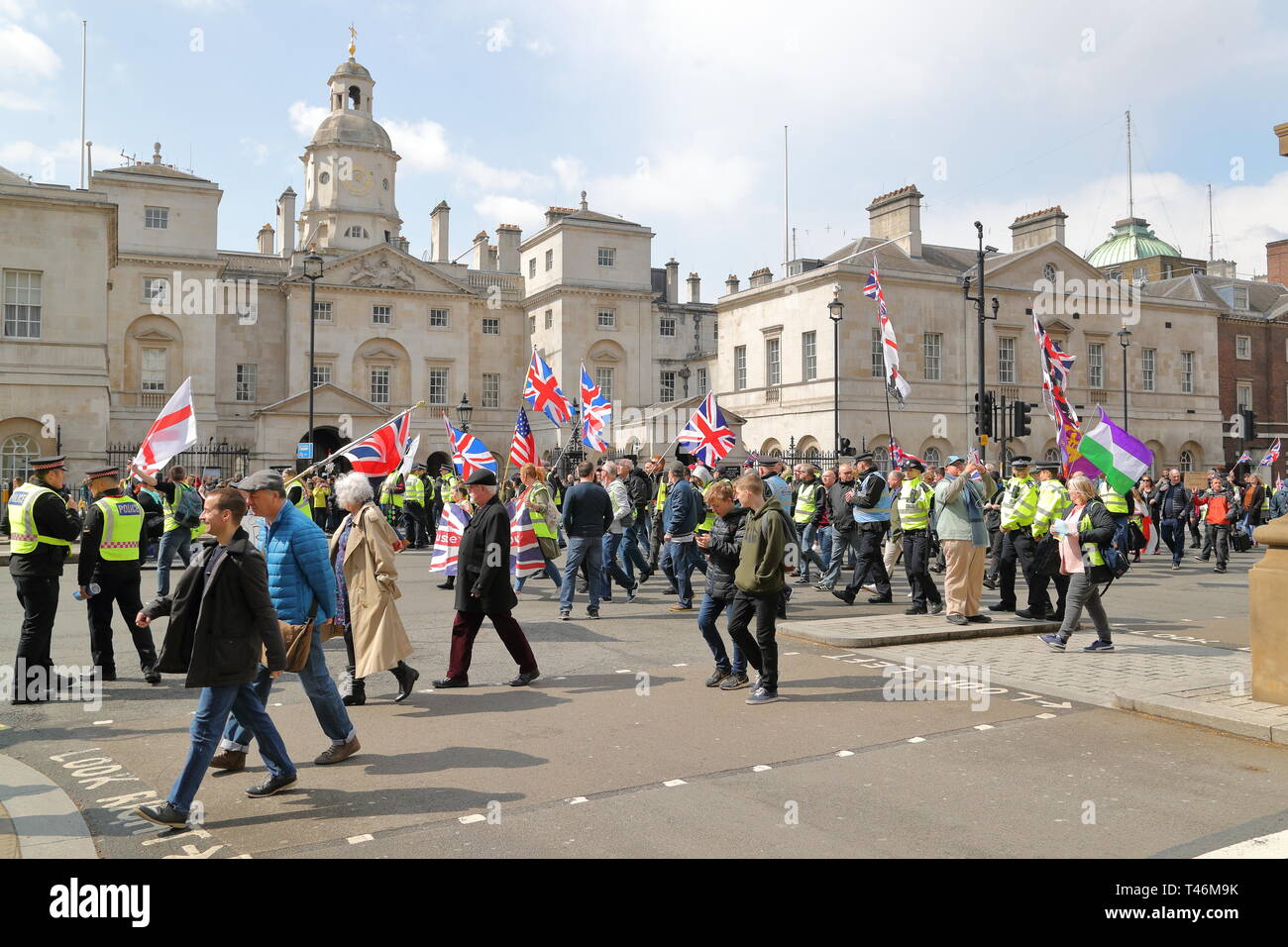 Dimostranti Pro-Brexit marzo lungo Whitehall nella City of Westminster, Londra, Regno Unito Foto Stock