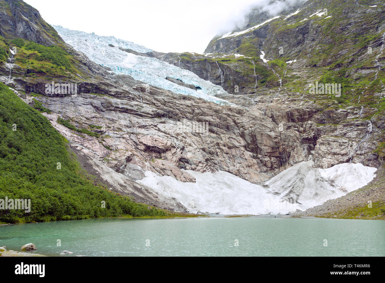 Paesaggio con fiume vicino ghiacciaio Briksdalsbreen. Fusione del Ghiacciaio Briksdal in Norvegia, vicino. Panorama dal basso verso l'alto. Norvegia natura e viaggi Foto Stock