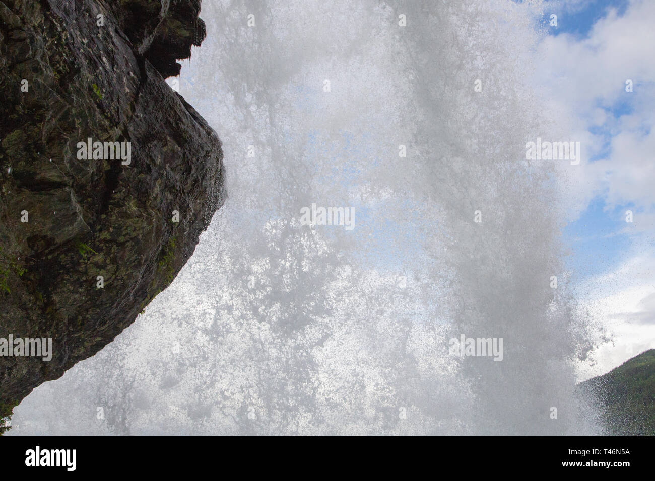 Steinsdalsfossen - una delle meravigliose cascate in Norvegia. Cascata Steindalsfossen in un giorno di pioggia. Steinsdalsfossen cascate in Norvegia. È po Foto Stock