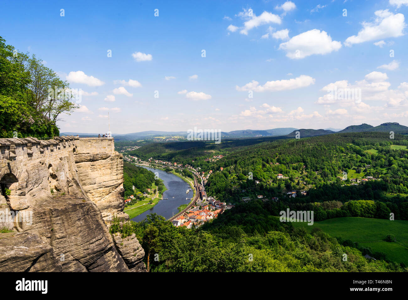 Fortezza Koenigstein nella Svizzera sassone, Germania. Bella vista delle mura e degli edifici della fortezza Festung Königstein permanente sulla cima di una collina dal ri Foto Stock