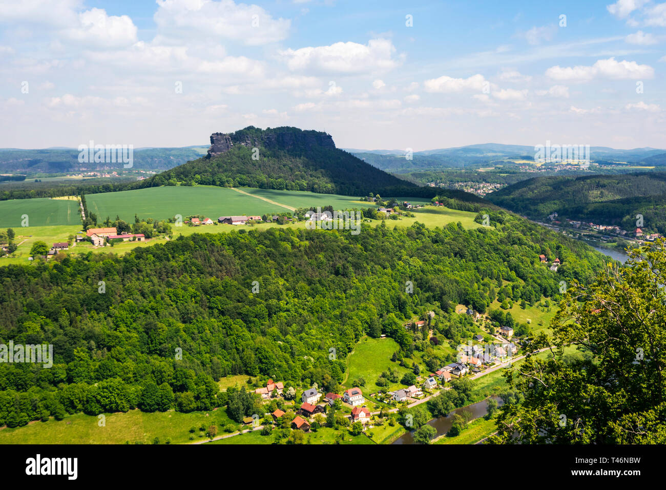 Fortezza Koenigstein nella Svizzera sassone, Germania. Bella vista delle mura e degli edifici della fortezza Festung Königstein permanente sulla cima di una collina dal ri Foto Stock