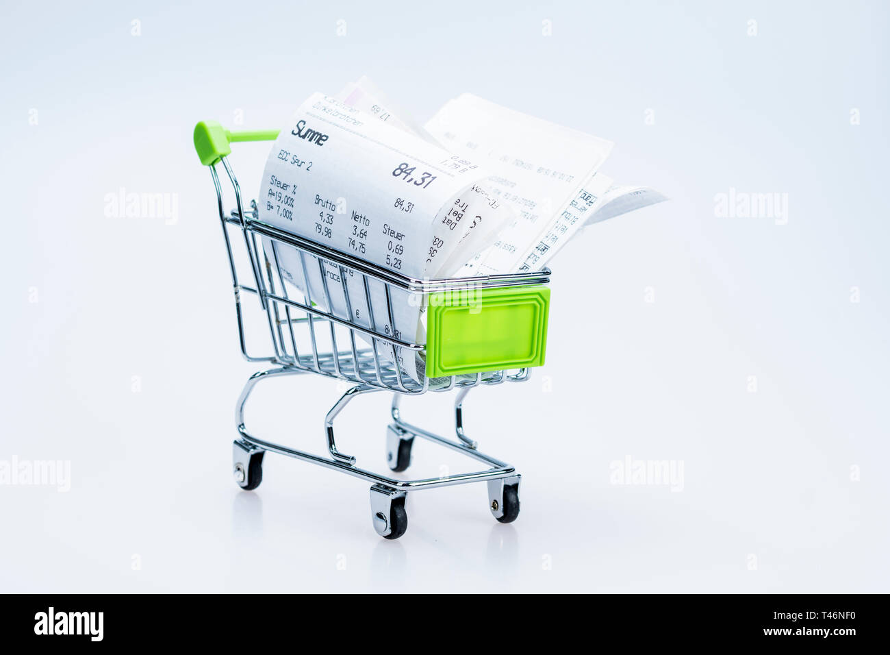 Carrello con ricevuta , concetto per spese alimentari e il consumismo Foto Stock