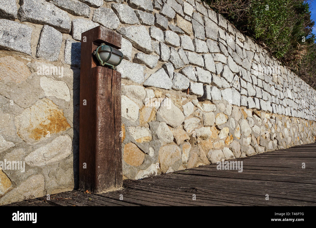 Prospettiva del ponte in legno sulla spiaggia . La passerella in legno Foto Stock