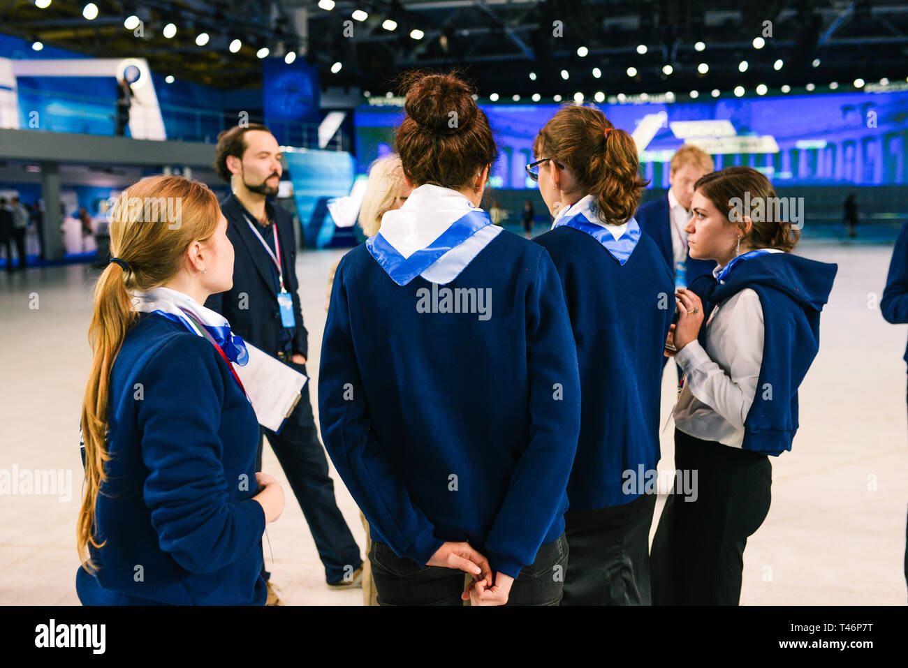 La Russia, città Mosca - Dicembre 18, 2017: ai giovani di avere un lavoro dal project manager. I giovani riuniti intorno al produttore del programma. Un Foto Stock