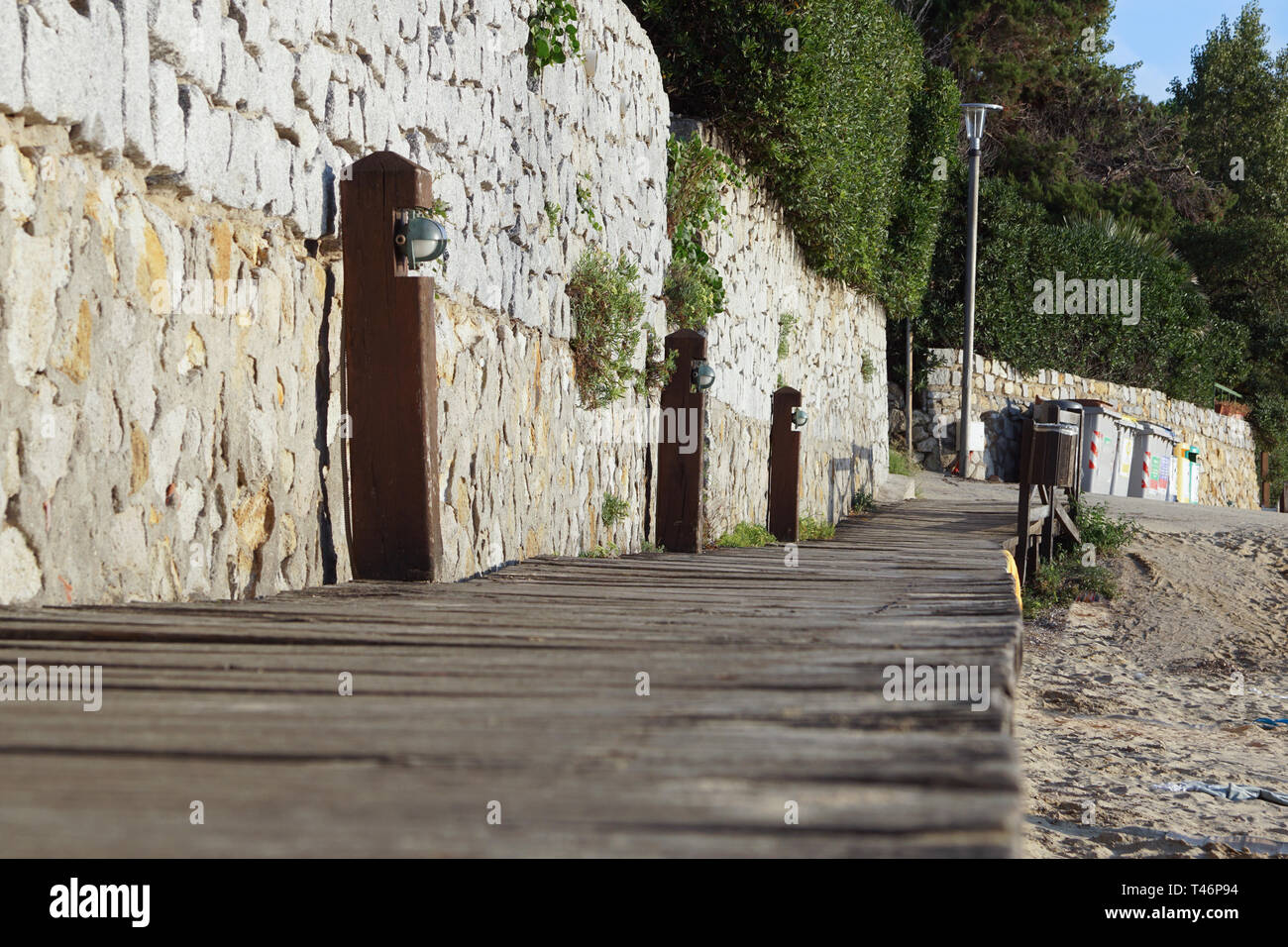 Prospettiva del ponte in legno sulla spiaggia . La passerella in legno Foto Stock
