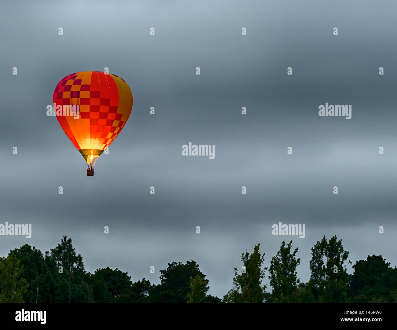 A Canberra, Australia, Marzo 10th, 2019, mongolfiera incandescente nella luce del mattino durante il festival annuale del. Foto Stock