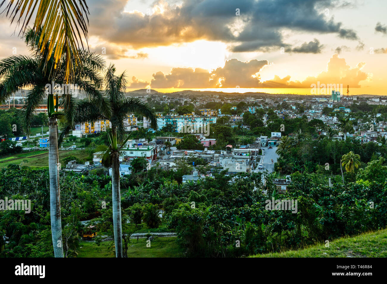 Città cubane panorama al tramonto con palme che il colore di primo piano e Santa Clara, Cuba8 Foto Stock