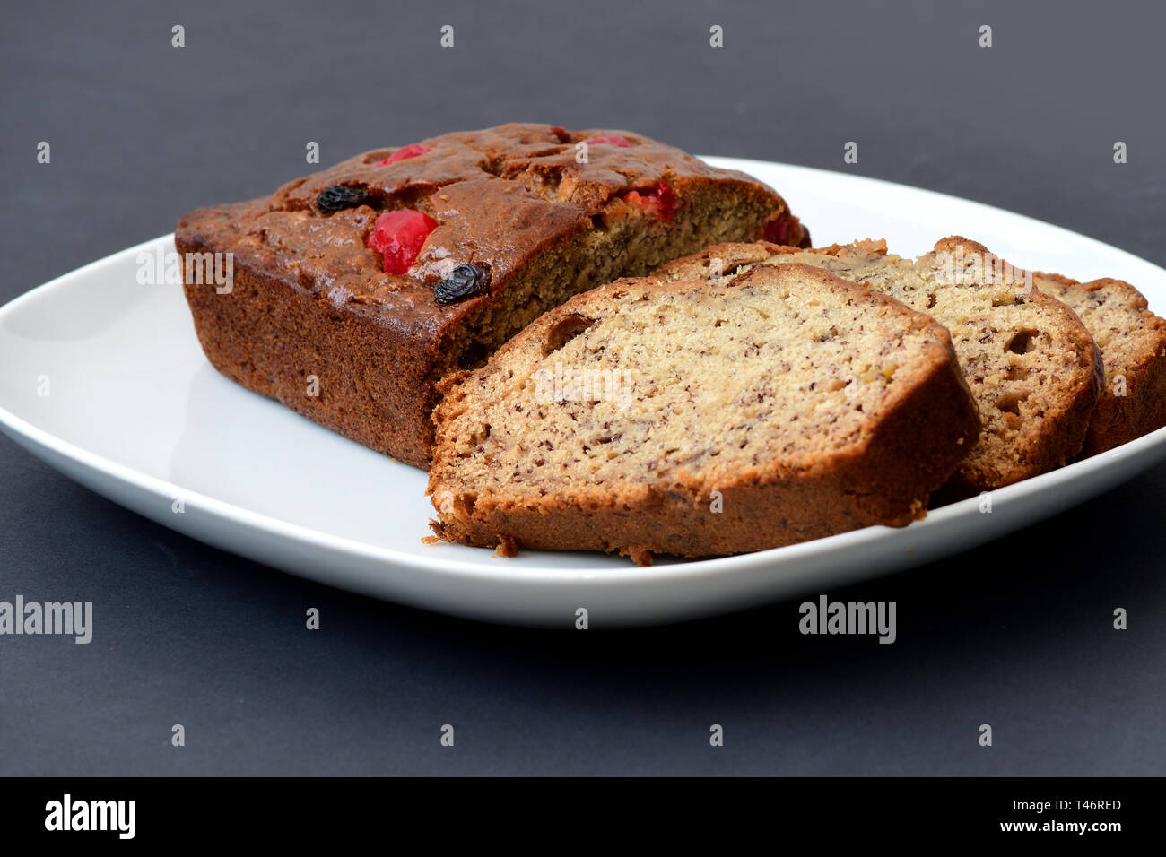 Pane alla banana su Nero piatto di servizio Foto Stock