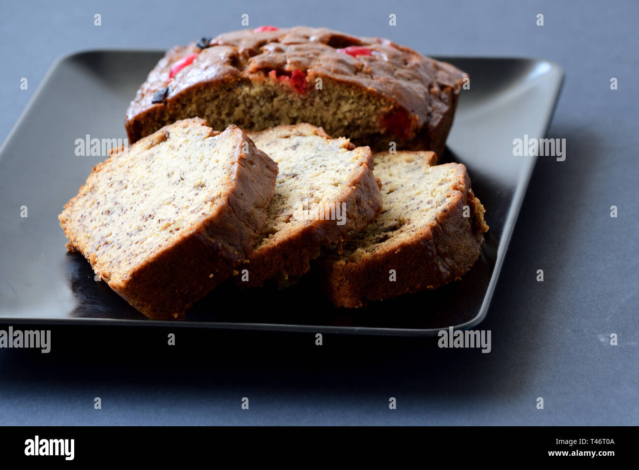 Pane alla banana su Nero piatto di servizio Foto Stock