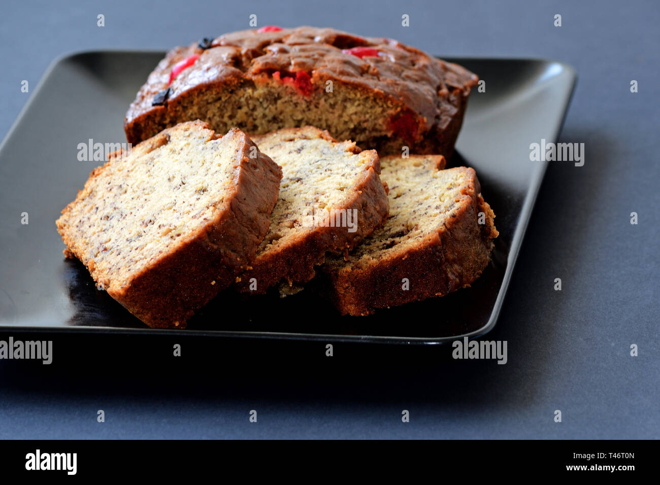 Pane alla banana su Nero piatto di servizio Foto Stock