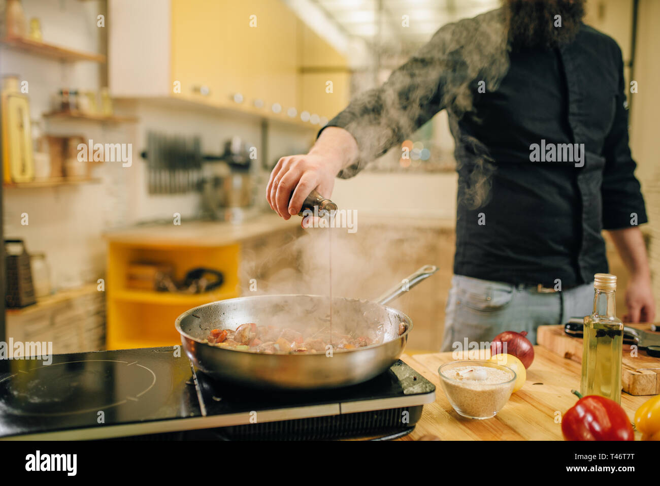 Lo Chef carne salata con vetables in padella Foto Stock