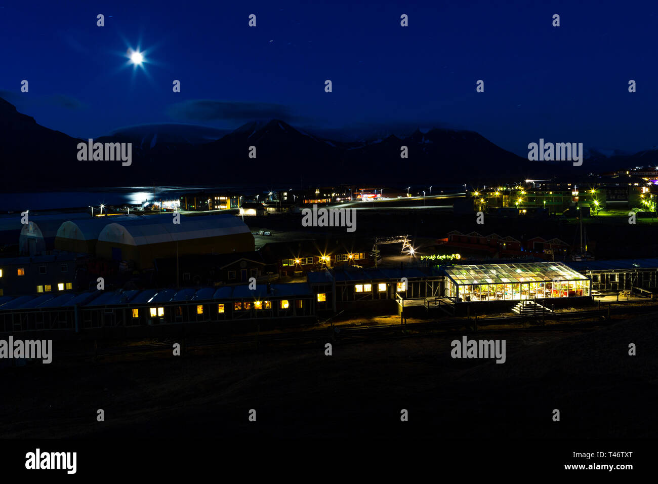 Norvegia paesaggio adventdalen fiordo, cielo notturno, Longyearbyen Mountain durante la notte, Svalbard Oceano artico, Spitsbergen Foto Stock