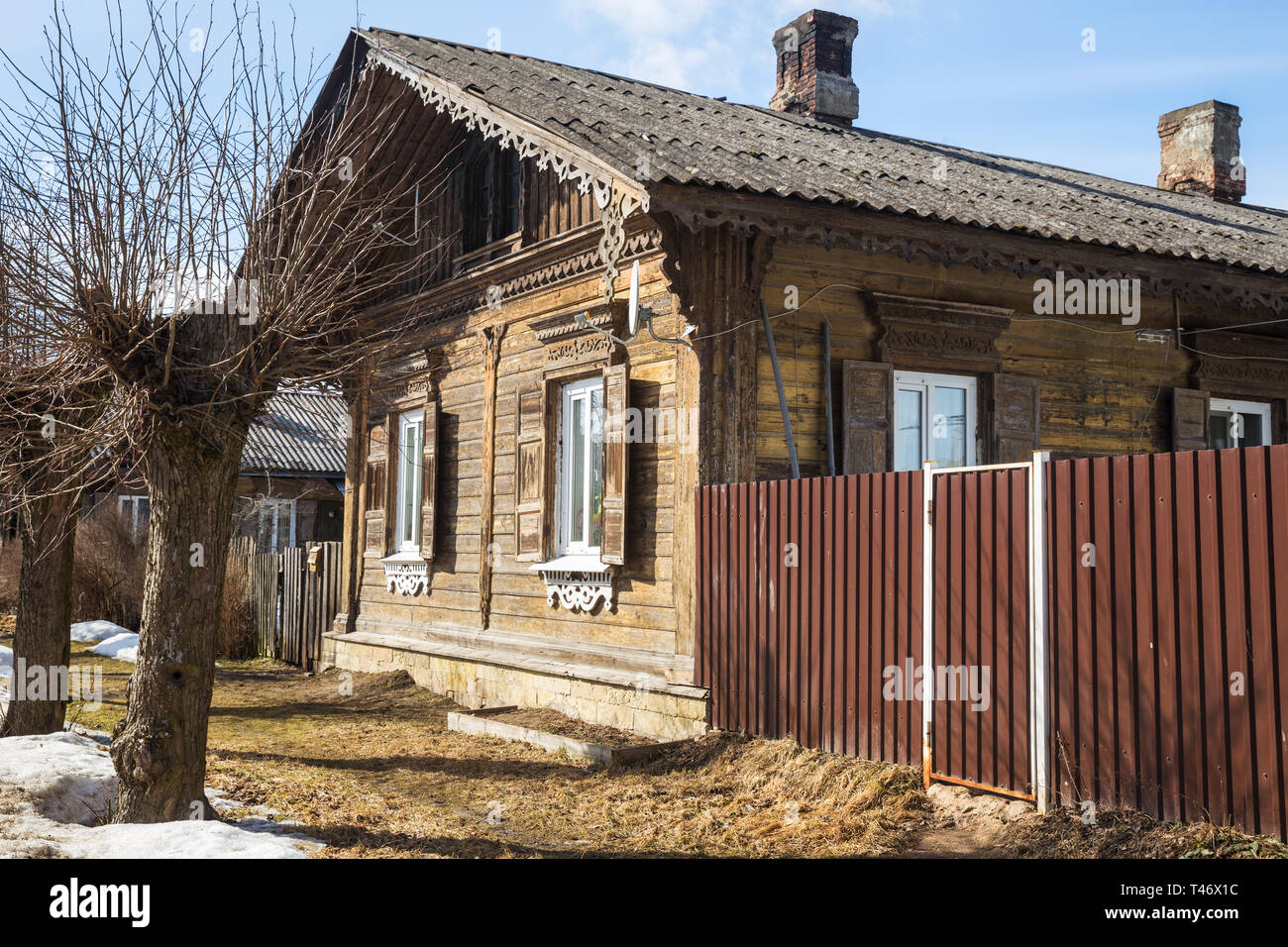 Villaggio in legno casa con decorazioni scolpite. Tipiche Case in Yegerskaya Sloboda erano costruito nella metà del XIX secolo per i rangers del Foto Stock