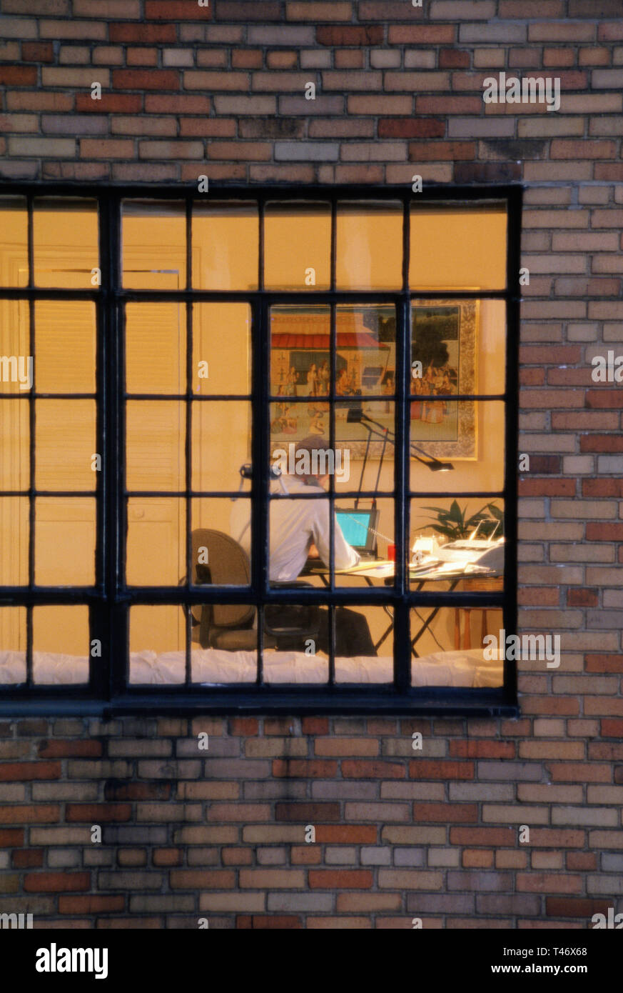 Uomo al lavoro in ritardo in alto appartamento Home Office, NYC, STATI UNITI D'AMERICA Foto Stock