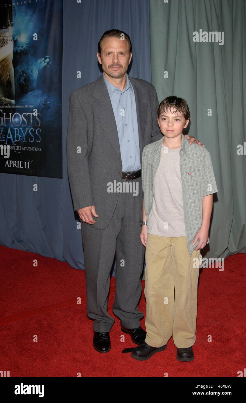 LOS ANGELES, CA. Marzo 31, 2003: Attore MICHAEL BIEHN & FIGLIO CALEAN presso la premiere mondiale di fantasmi dell'Abisso all'Universal Citywalk IMAX. Il filmato è direttore James Cameron's 3D IMAX esplorazione del Titanic. Foto Stock