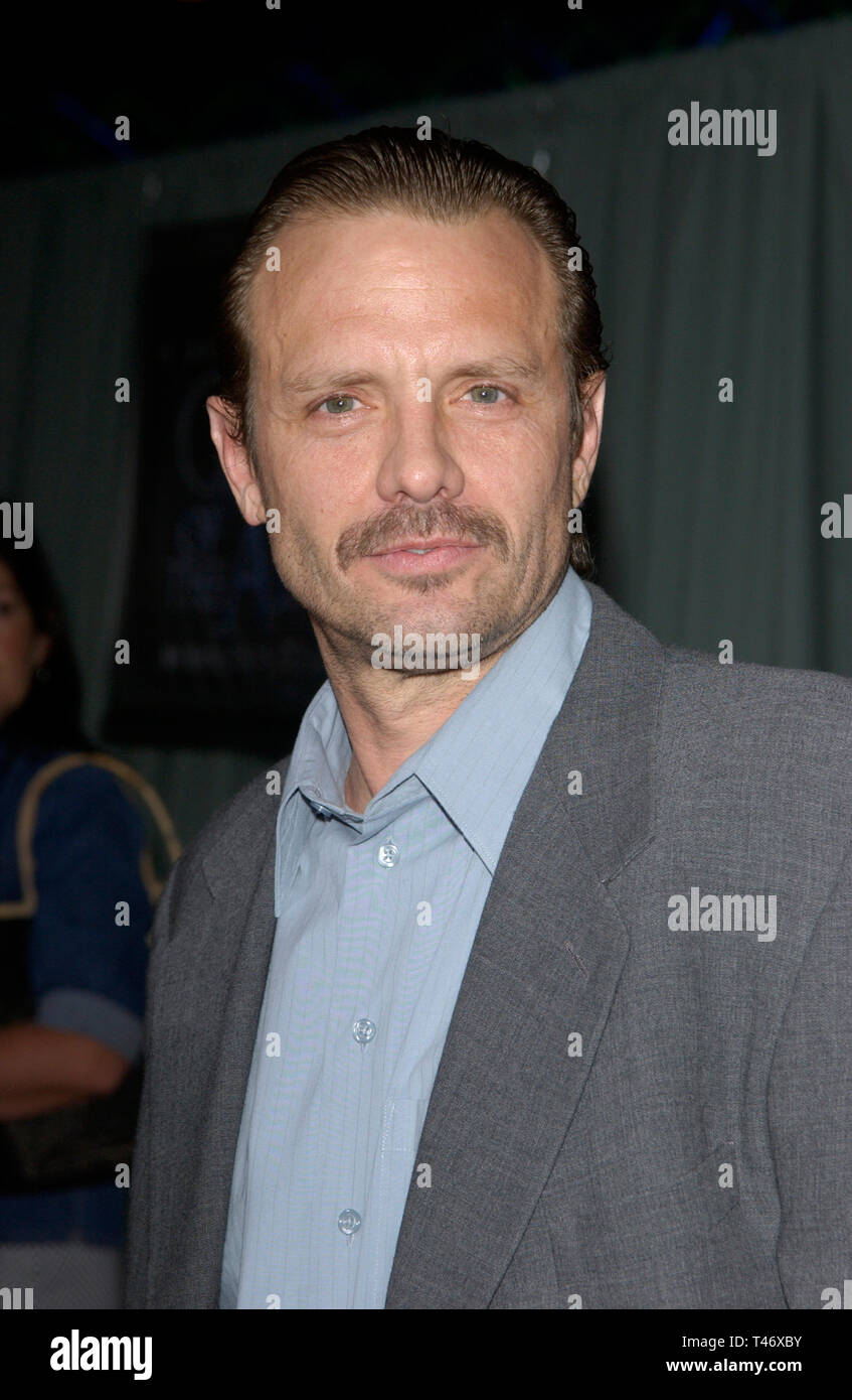 LOS ANGELES, CA. Marzo 31, 2003: Attore MICHAEL BIEHN & FIGLIO CALEAN presso la premiere mondiale di fantasmi dell'Abisso all'Universal Citywalk IMAX. Il filmato è direttore James Cameron's 3D IMAX esplorazione del Titanic. Foto Stock