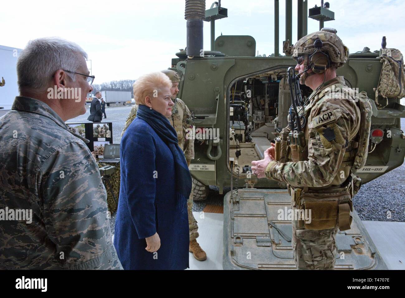 Il Mag. Gen. Anthony Carrelli, Pennsylvania di aiutante generale e Dalia Grybauskaitė, Presidente della Repubblica di Lituania, riceve una breve sul Stryker combattimento corazzati veicolo dalla Pennsylvania esercito nazionale del personale di guardia durante una visita presidenziale a Fort Indiantown Gap Marzo 13. Foto Stock