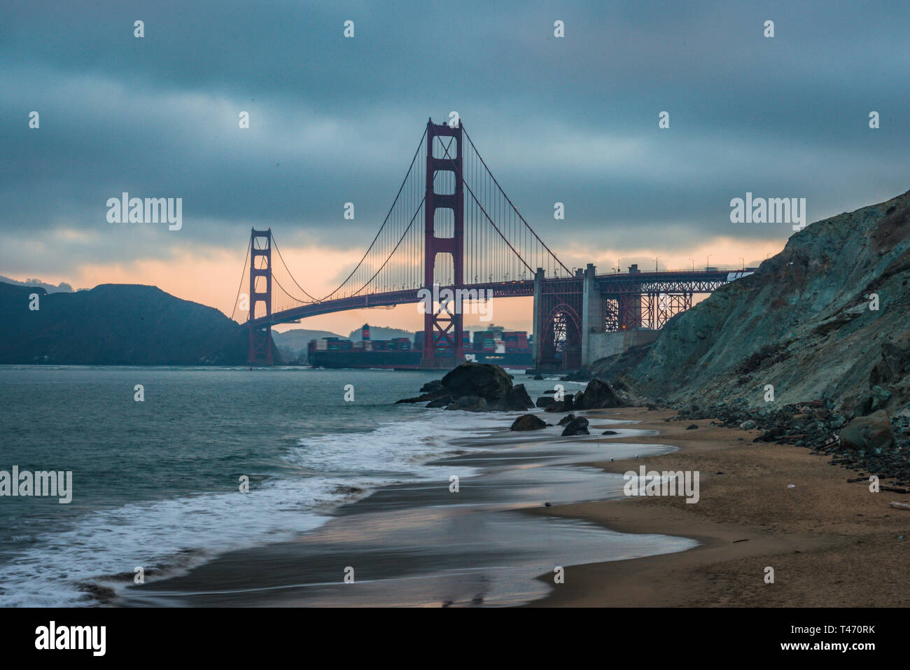 Vista dall'alto del Golden Gate Bridge dalla spiaggia in un giorno nuvoloso Foto Stock