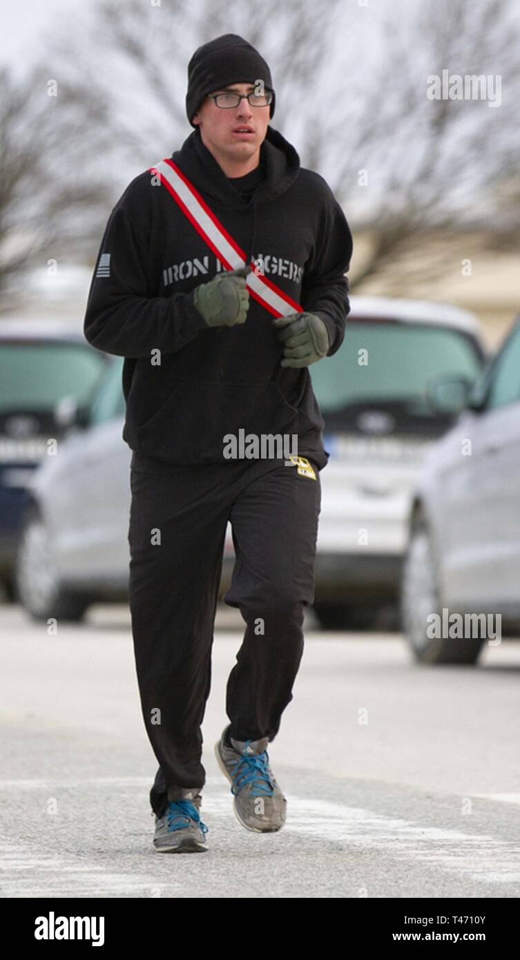 Un soldato con 1° Battaglione, sedicesimo Reggimento di Fanteria, 1° Brigata corazzate contro la squadra, 1a divisione di fanteria in base fuori di Fort Riley, Kansas passi se stesso durante il Shamrock Shuffle 5K Fun Run/Piedi di Mihail Kogalniceanu Air Base, Romania, Marzo 14, 2019. L'evento è stato ospitato dalla morale, il benessere degli animali e la ricreazione team per promuovere la fitness e incrementare il morale. Foto Stock