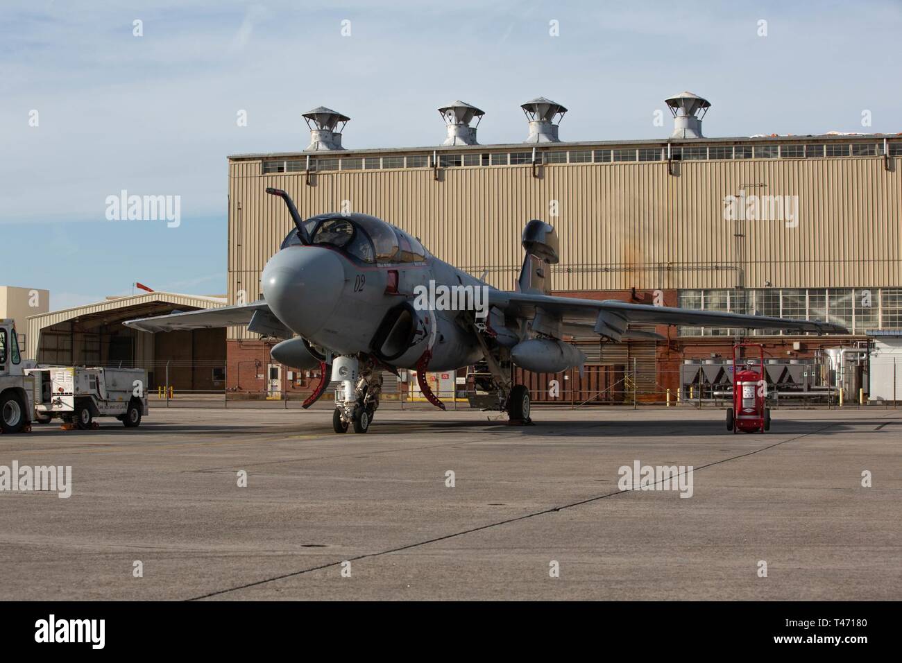 Un EA-6B Prowler si prepara per il suo ultimo volo a Marine Corps Air Station Cherry Point, North Carolina, Marzo 14, 2019. Il velivolo è l'ultimo Prowler a lasciare Cherry Point e sarà visualizzato al Smithsonian National Air & Space Museum. Il velivolo è stato assegnato al Marine Tactical Electronic Warfare Squadron 2, Marine Aircraft Group 14, 2° velivolo marino ala. Foto Stock