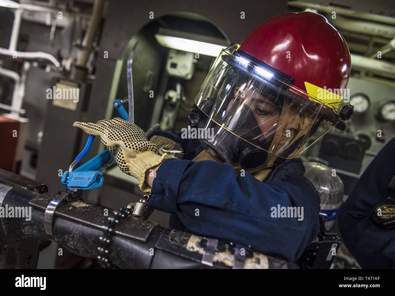 Inghilterra (14 marzo 2019) specialista culinaria marinaio Geanina Callaghan non patching tubo durante un trapano a bordo del Arleigh Burke-class guidato-missile destroyer USS Porter (DDG 78) a sostegno di bandiera ufficiale di formazione del mare in Plymouth, Inghilterra, 14 marzo 2019. Porter, distribuita a Rota, Spagna, è sulla sua sesta patrol NEGLI STATI UNITI Sesta flotta area di operazioni a sostegno degli Stati Uniti gli interessi di sicurezza nazionali in Europa e in Africa. Foto Stock