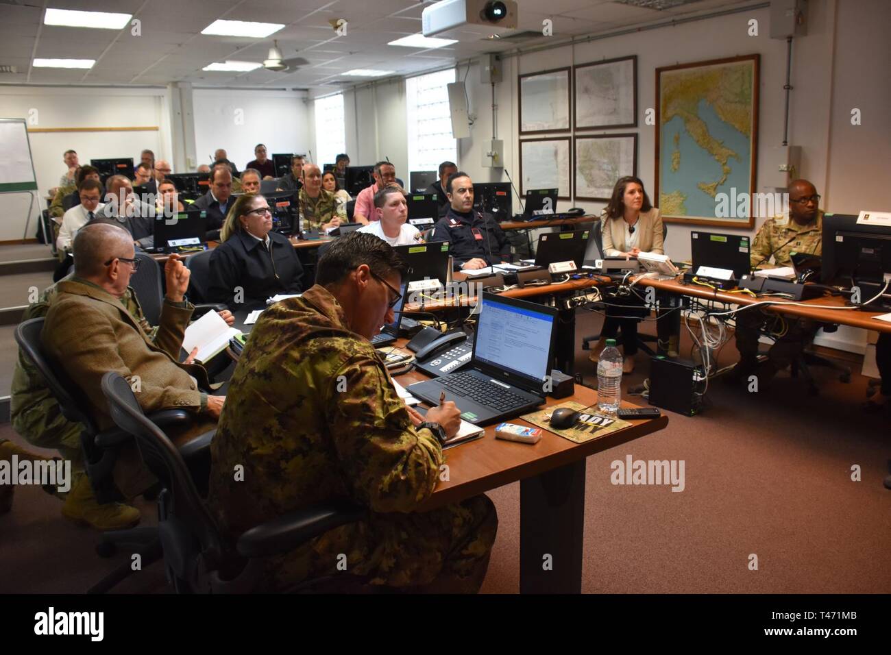 Darby Comunità Militare, USAG Italia (DMC) Emergency Operations Center è stato attivato 14 marzo quando un 7.7 sulla scala delle magnitudini terremoto è stato simulato per testare la capacità della Comunità di rispondere a un'emergenza. I rappresentanti di Pisa Protezione Civile, Medical Emergency Responder da 118, Pisa reparto antincendio rappresentanti, dai rappresentanti del Consolato degli Stati Uniti di Firenze e il vicino Comune di Collesalvetti ha svolto anche un ruolo significativo nella parte superiore della tavola di esercizio. Foto Stock