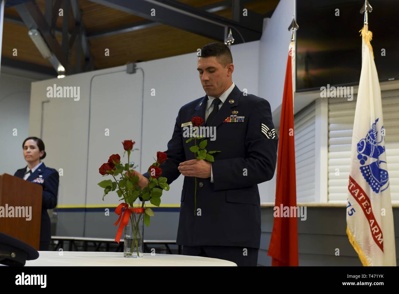 Stati Uniti Air Force SSgt Randal Usher, 728th aria mobilità squadrone di formazione di manutenzione monitor, luoghi una rosa in un vaso 14 marzo 2019, a INcirlik Air Base, Turchia. Le rose simboleggiano la perdita di vite umane in un C-130 Herecules su 14 Marzo, 1980. Foto Stock