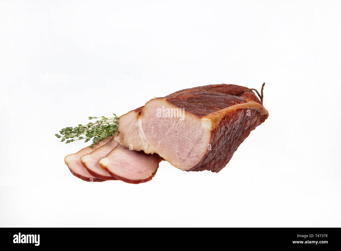 Carne di manzo affumicato e verde su un isolato di sfondo per studio Foto Stock