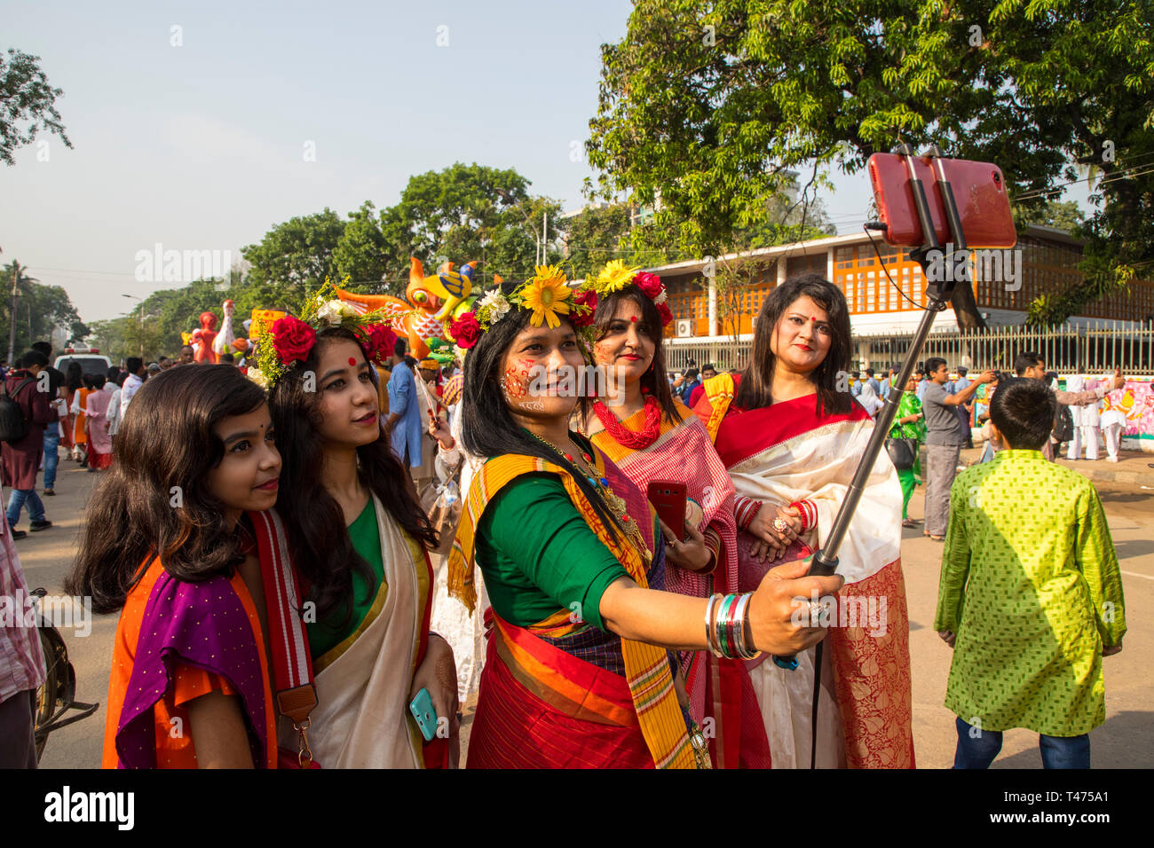 Dacca in Bangladesh. Xiv Apr, 2019. Mangal Shobhajatra, un colorato e festoso corteo celebrando Pahela Baishakh, il Bangala Anno Nuovo set off Foto Stock