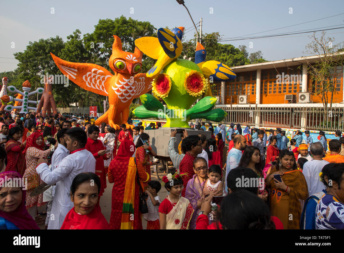 Dacca in Bangladesh. Xiv Apr, 2019. Mangal Shobhajatra, un colorato e festoso corteo celebrando Pahela Baishakh, il Bangala Anno Nuovo set off Foto Stock