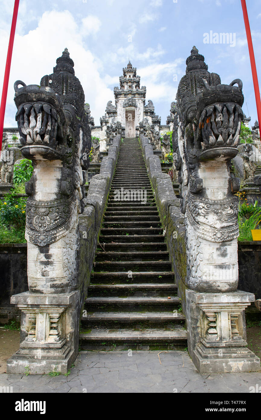 La centrale portale Paduraksa portando a medio sanctum di Pura Penataran Agung Lempuyang (Lempuyang tempio) a Bali, in Indonesia Foto Stock