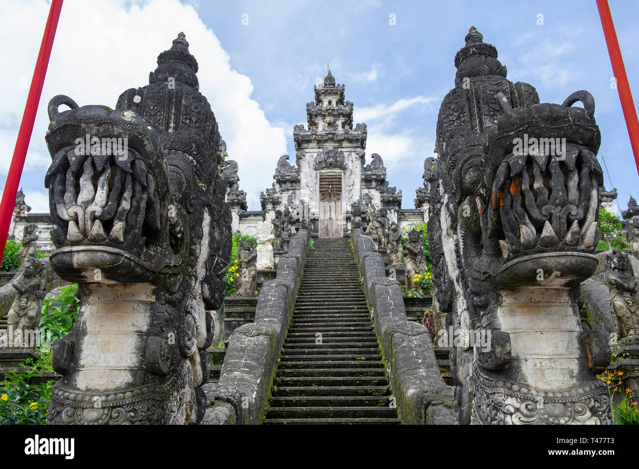 La centrale portale Paduraksa portando a medio sanctum di Pura Penataran Agung Lempuyang (Lempuyang tempio) a Bali, in Indonesia Foto Stock