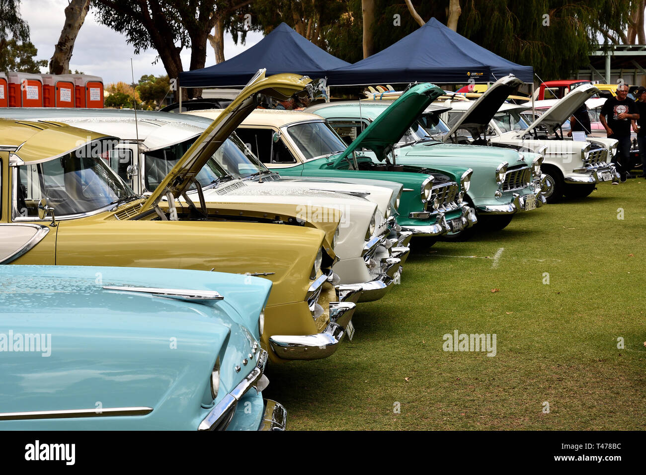 Classic Holden automobili sul visualizzatore in corrispondenza di un classico auto show Foto Stock