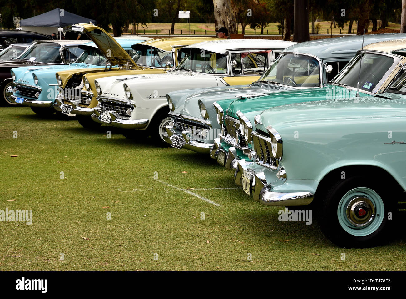 Classic Holden automobili sul visualizzatore in corrispondenza di un classico auto show Foto Stock