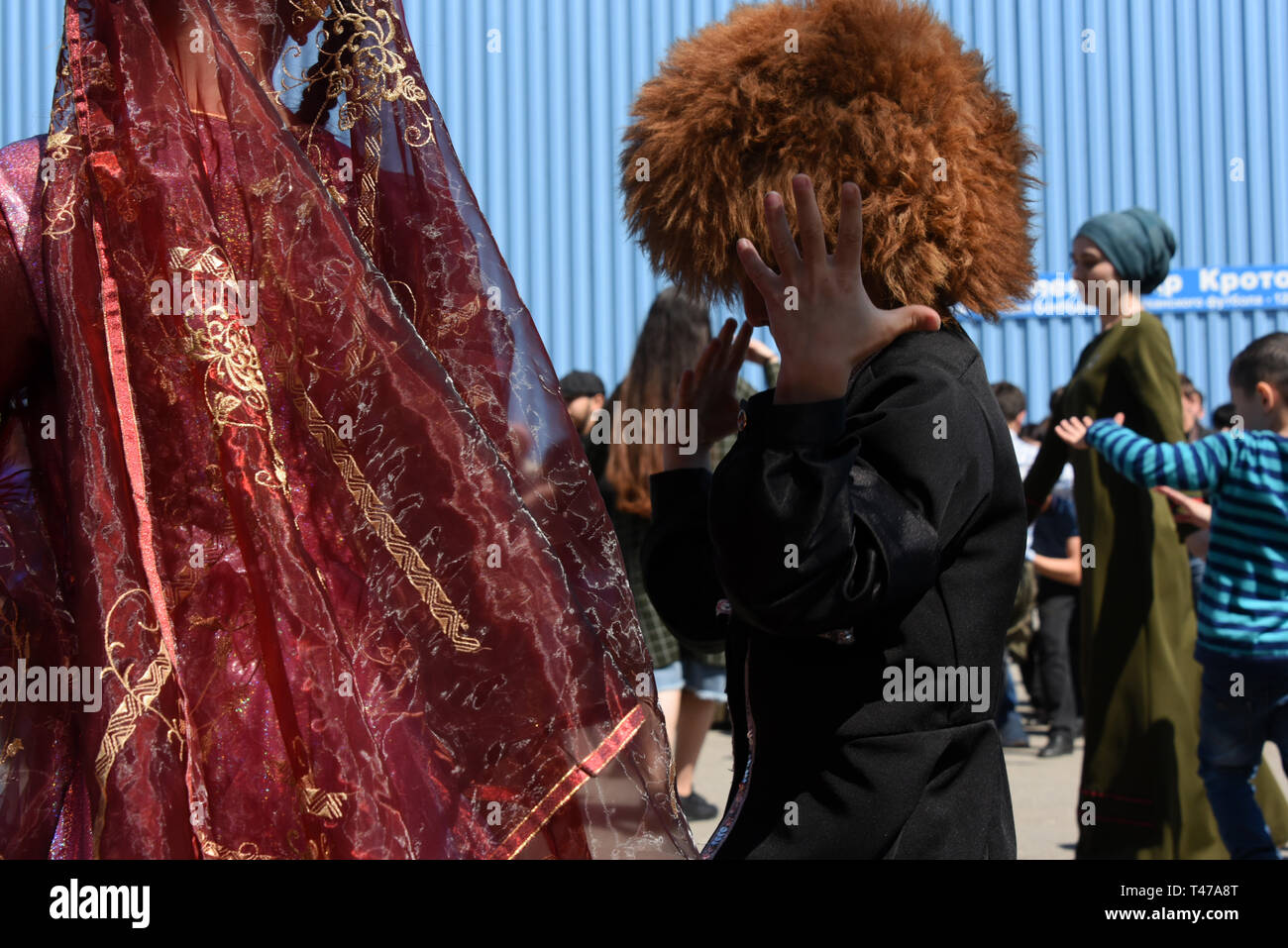 Popolazioni turche che danzano sulla celebrazione Nowruz in Astrakhan, Russia. Foto Stock