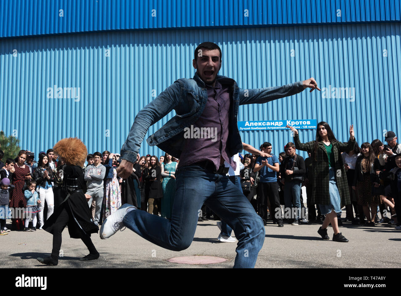 Popolazioni turche che danzano sulla celebrazione Nowruz in Astrakhan, Russia. Foto Stock