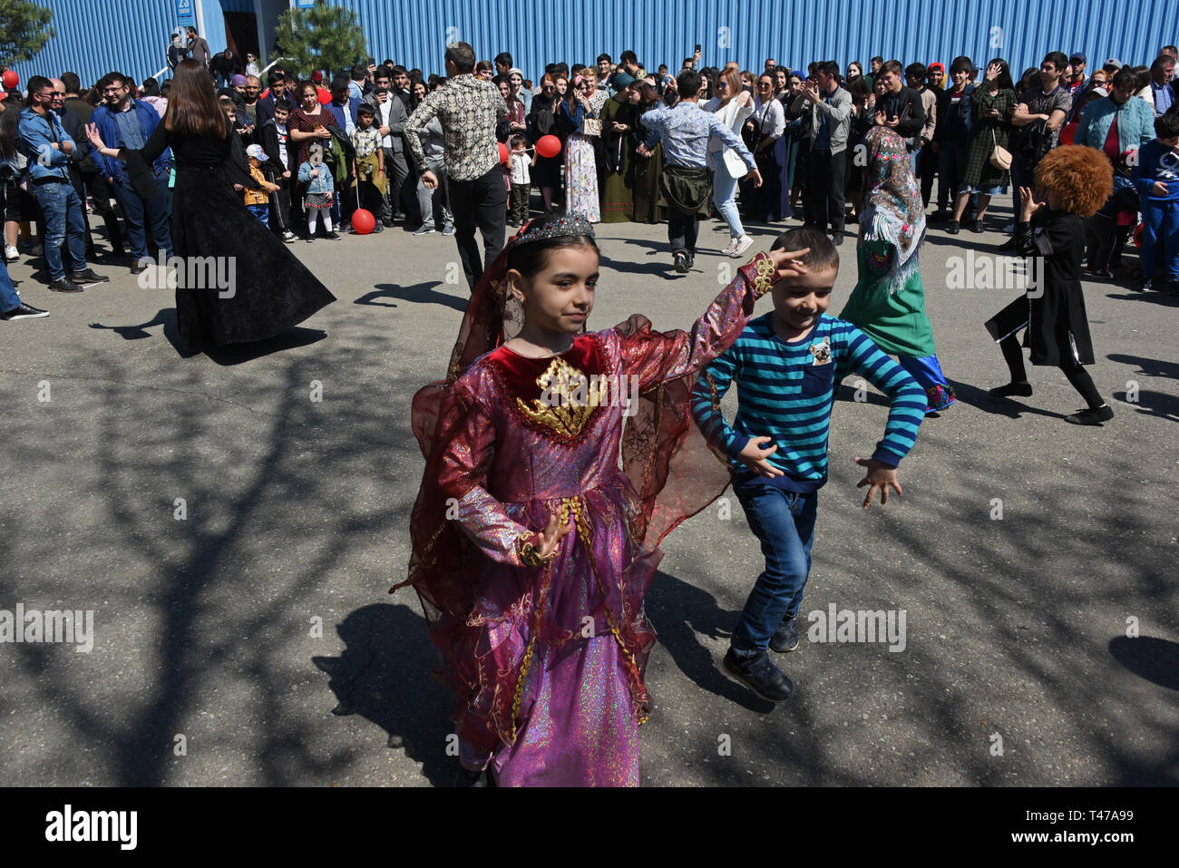 Popolazioni turche che danzano sulla celebrazione Nowruz in Astrakhan, Russia. Foto Stock