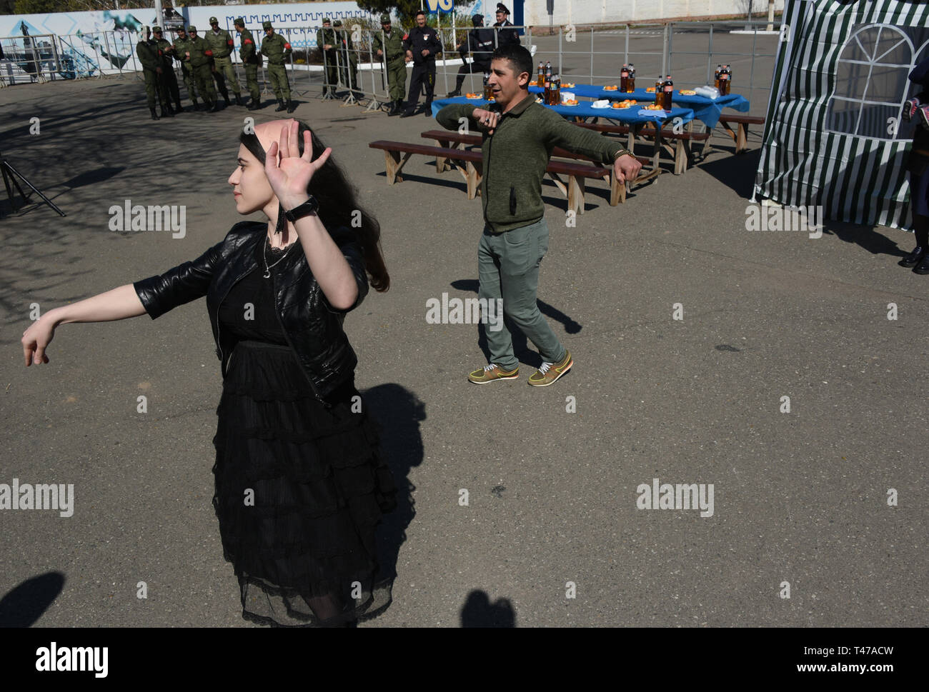Popolazioni turche che danzano sulla celebrazione Nowruz in Astrakhan, Russia. Foto Stock