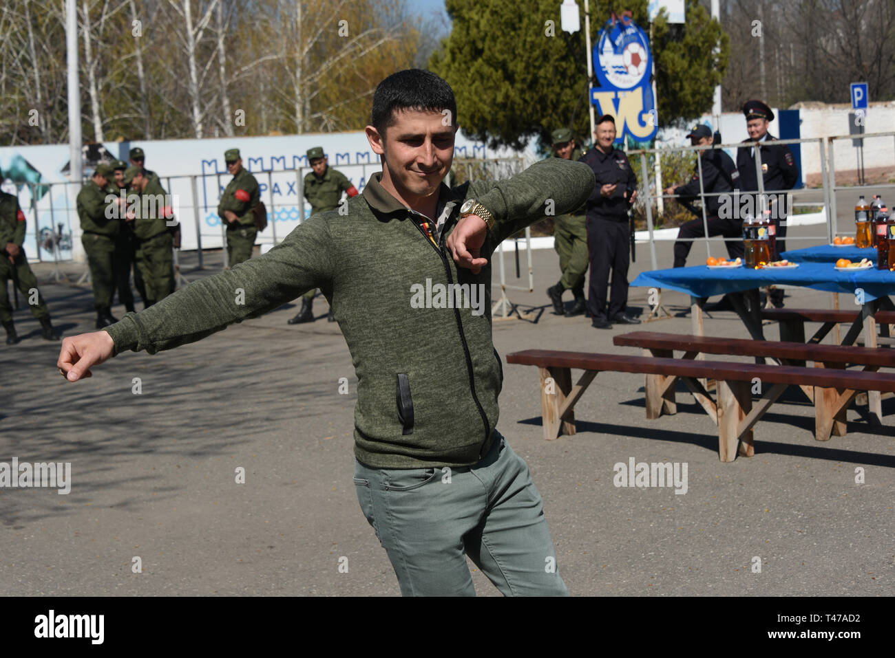 Popolazioni turche che danzano sulla celebrazione Nowruz in Astrakhan, Russia. Foto Stock