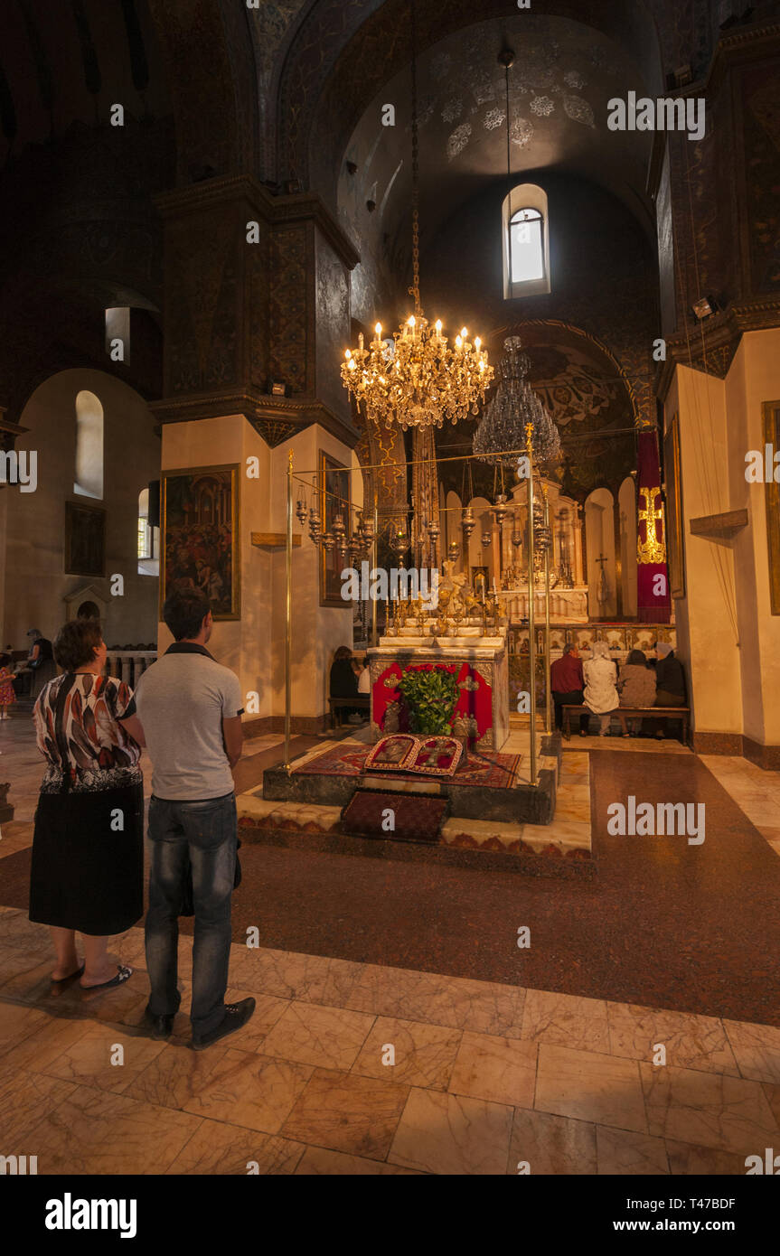 Armenia, Vagharshapat (Etchmiadzin), Etchmiadzin Santa Sede Cattedrale interno con persone, 301-303 d.c. costruita da Armenia il patrono san Gregorio illu Foto Stock