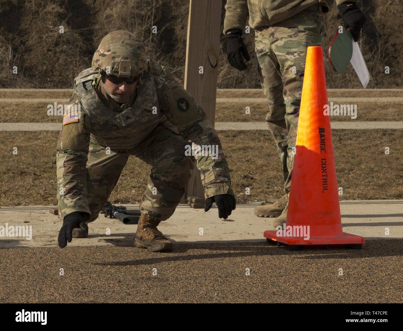 Sgt. Caleb Tito, un ingegnere di combattimento con Alfa Company, 224th ingegnere vigili del Battaglione, 2° Brigata Team di combattimento, Iowa l Esercito Nazionale Guardia, immersioni in una alta crawl durante una sollecitazione shoot esercizio presso il Camp Dodge manovra comune centro di formazione in Johnston, Iowa, il 15 marzo 2019. I soldati si sono riuniti per competere nel 2019 Iowa l esercito nazionale Guard guerriero migliore concorrenza. Foto Stock